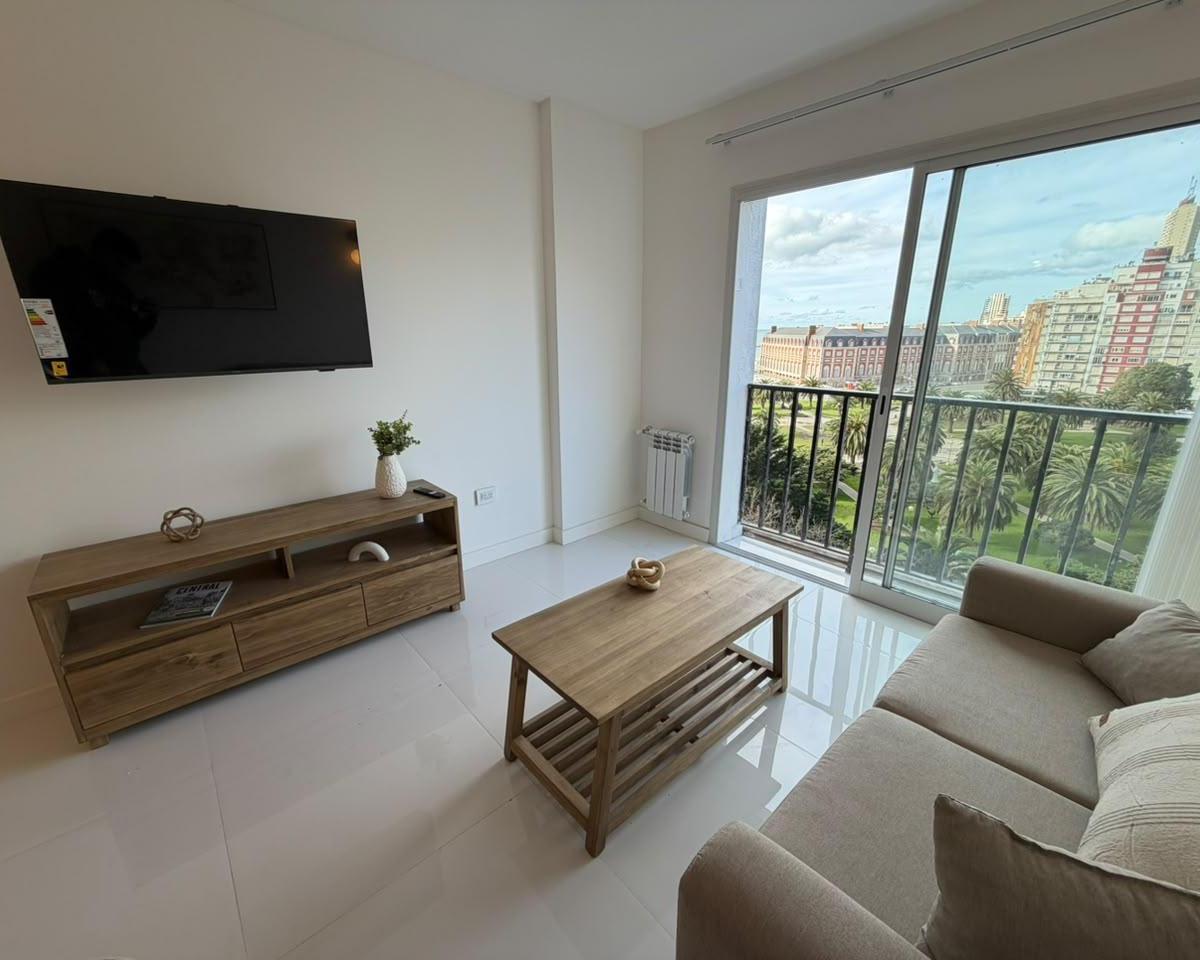 Departamento de 2 ambientes externo con balcón francés y espectacular vista a Plaza Colón y al mar