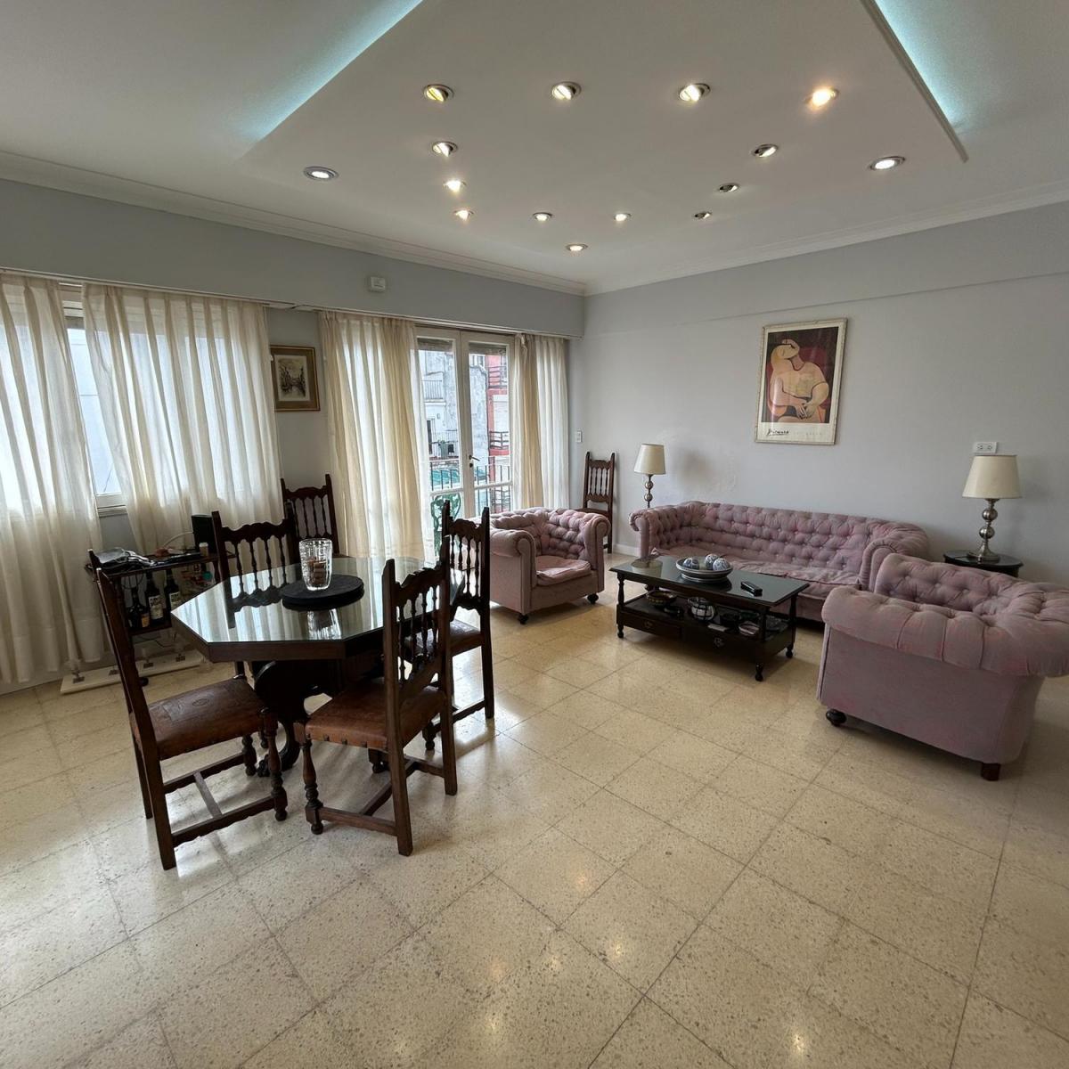 Departamento de tres ambientes al frente con balcón y balcón terraza