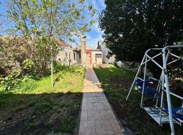 Casa · 90m² · 4 Ambientes · 1 Cochera · Venta de Casa 4 Ambientes con Fondo Verde, y Garaje. Sarandi