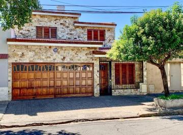 Casa · 90m² · 9 Ambientes · 1 Cochera · Casa 2 Dorm. Quincho y Pileta