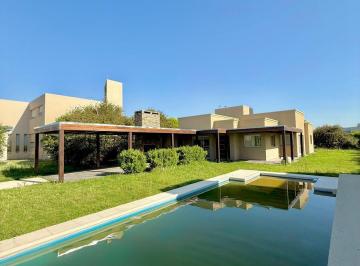 Casa · 256m² · 7 Ambientes · Casa Oportunidad en Puerto Roldan