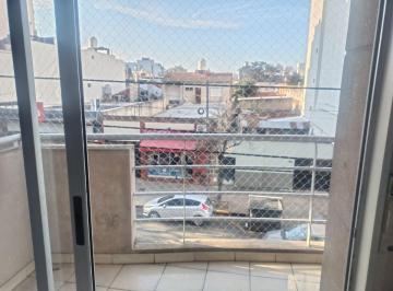 Departamento de 2 ambientes, Villa Luro · Amplio y Luminoso 2 Amb. con Balcón Frente Moderno - Excelente Estado