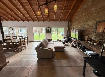 Casa · 250m² · 10 Dormitorios · 1 Cochera · Casa Quinta en Alquiler en Gonnet. 485 E/ 27 y 28
