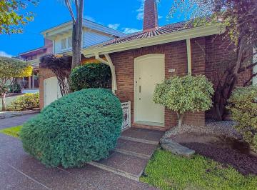 Casa · 239m² · 7 Ambientes · 2 Cocheras · Excelente Chalet, Lote 20x25, Barrio Parque Bernal