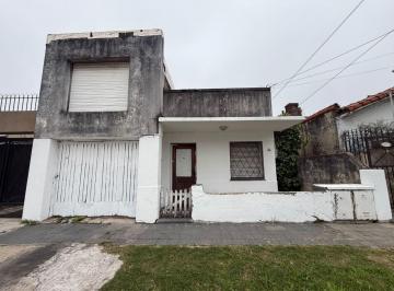 PH · 79m² · 4 Ambientes · 1 Cochera · PH 4 Amb en Venta Al Frente C/ Cochera y Jardín