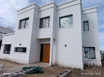 Casa · 180m² · 5 Ambientes · 1 Cochera · Casa en El Canton - Norte a La Laguna