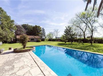 Quinta vacacional · 162m² · 5 Dormitorios · 1 Cochera · Quinta 6 Ambientes Venta Pilar