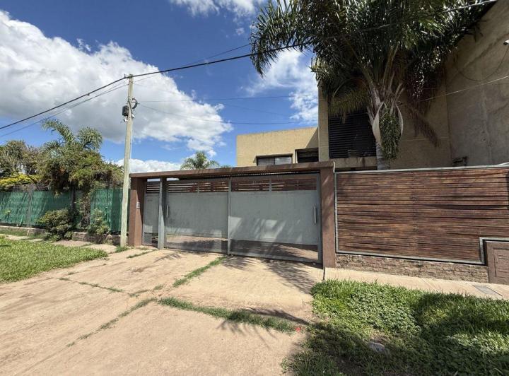 Casa · 214m² · 6 Ambientes · 2 Cocheras