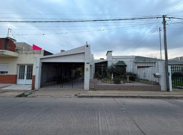 Casa · 177m² · 11 Ambientes · 1 Cochera · Se Vende Amplia Casa en Pleno Centro de Coronda!