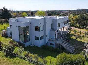 Casa · 300m² · 8 Ambientes · 2 Cocheras · Venta Casa en Barrio Golf – Tandil