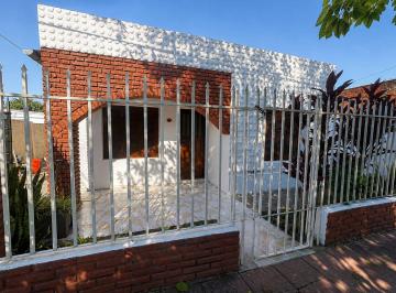 Casa · 70m² · 3 Ambientes · 1 Cochera · Casa en Venta Reconquista Barrio Las Flores