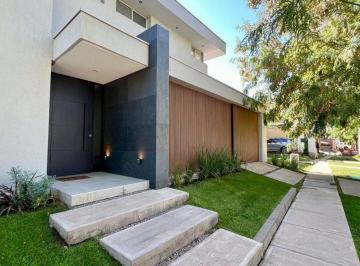 Casa · 231m² · 4 Ambientes · 2 Cocheras · Venta Casa Rincón de Drummond, Lujan de Cuyo.