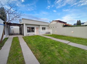 Casa · 70m² · 3 Ambientes · 2 Cocheras · Vendemos Casa con Parque en Parque Luro