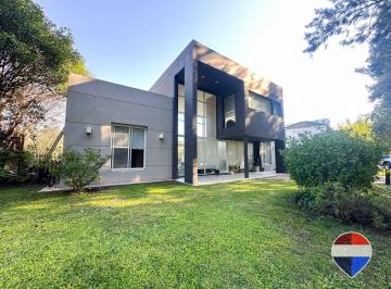 Casa · 120m² · 4 Ambientes · 2 Cocheras · Casa de 4 Ambientes en Barrio El Lauquén