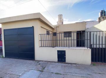Casa · 93m² · 3 Ambientes · 1 Cochera · Oportunidad! Casa a La Venta en Barrio Ludueña