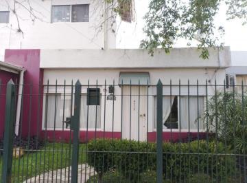 Casa · 125m² · 5 Ambientes · 1 Cochera · Casa de 5 Ambientes con 325 m Centro de Llavallol