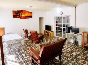 Casa · 131m² · 4 Ambientes · 1 Cochera · Excelente Casa 4 Amb Patio - Cochera. 3 de Febrero