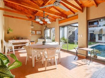 Casa · 214m² · 5 Ambientes · 2 Cocheras · Hermosa Casa 5 Amb Jardín Pileta Lomas de Zamora