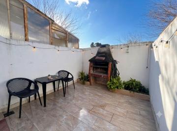 Casa · 52m² · 3 Ambientes · 1 Cochera · Venta Duplex 3amb con Patio y Parrilla Moreno