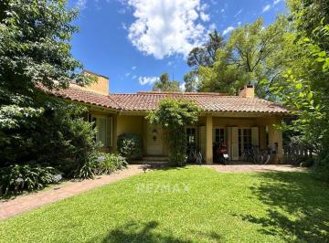 Casa · 280m² · 7 Ambientes · 2 Cocheras · Casa en Alquiler con Pileta en Los Lagartos Cc