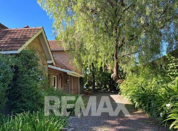 Casa · 206m² · 5 Ambientes · 2 Cocheras · Casa en Venta con Pileta, B Cerrado Villa Rosa