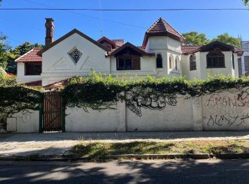 Casa · 351m² · 6 Ambientes · 1 Cochera · Venta Importante Casa de Estilo en Olivos