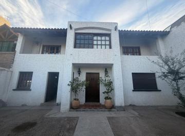 Casa · 185m² · 6 Ambientes · 2 Cocheras · Casa Familiar con Excelente Calidad Constructiva"