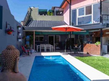 Casa · 213m² · 8 Ambientes · 1 Cochera · Casa en Venta con Patio y Pileta Gro. Baigorria