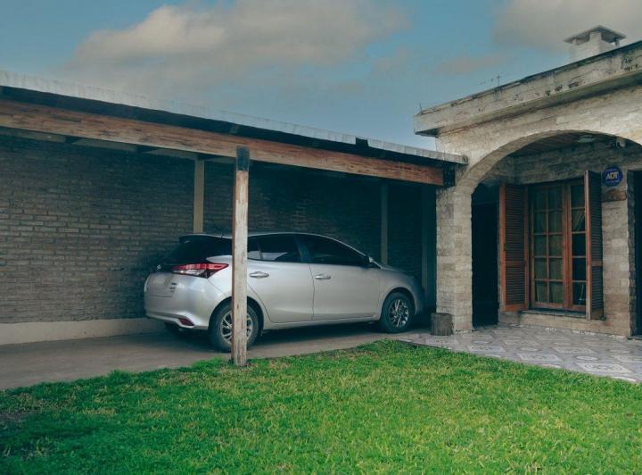 Casa · 180m² · 6 Ambientes · 4 Cocheras