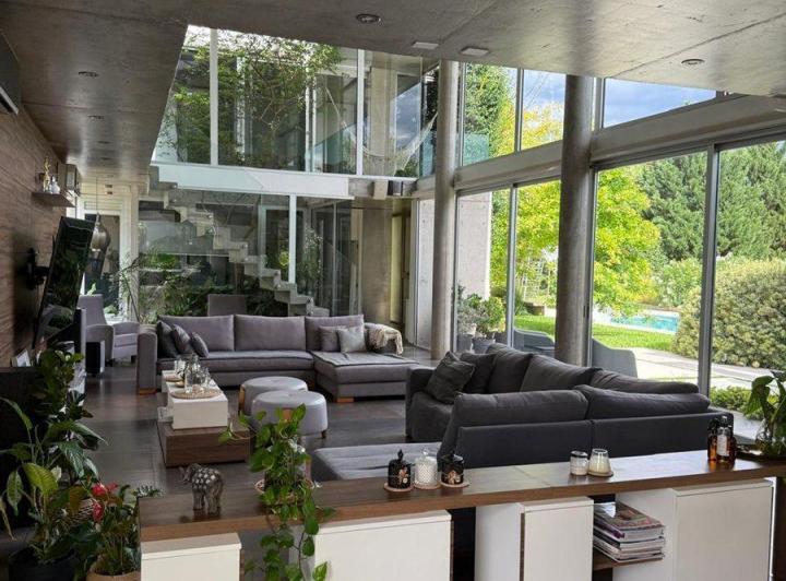 Casa · 500m² · 8 Ambientes · 4 Cocheras