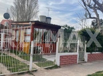 Casa · 118m² · 5 Ambientes · 2 Cocheras · Venta Casa 3 Dormis - Centenario - Apta a Crédito