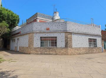 Casa · 151m² · 4 Ambientes · 1 Cochera · Venta Casa en Esquina 4 Amb Terraza y Patio