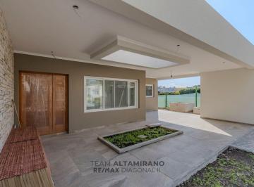 Casa · 220m² · 5 Ambientes · 2 Cocheras · Casa en Venta en Haras del Sur II