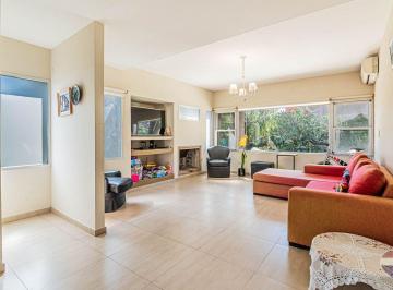 Casa · 238m² · 4 Ambientes · 2 Cocheras · Casa en Venta en City Bell