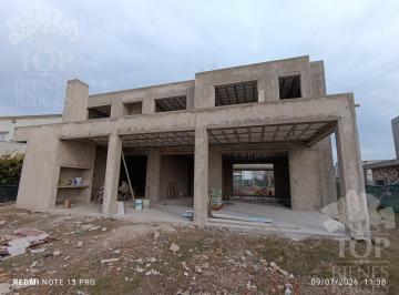 Casa · 260m² · 6 Ambientes · 1 Cochera · Casa en El Canton - Golf