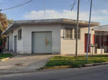 Casa · 232m² · 3 Ambientes · 1 Cochera · Venta Casa y Galpon en Quilmes Oeste