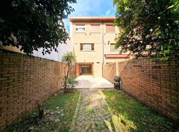 Casa · 132m² · 4 Ambientes · 2 Cocheras · Venta Casa Triplex 4 Amb C/ Cochera y Patio Bernal