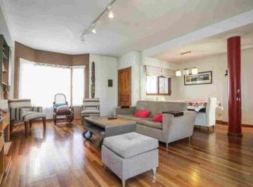 Casa · 148m² · 4 Ambientes · 1 Cochera · Triplex Olivos 4 Ambientes Cochera Acepta Permuta