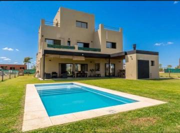 Casa · 240m² · 5 Ambientes · 4 Cocheras · Venta Casa 6 Ambientes Riberas Puertos del Lago