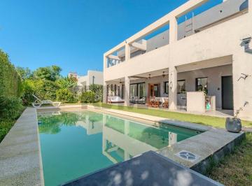 Casa · 243m² · 6 Ambientes · 1 Cochera · Venta Casa con Jardin y Pileta en La Josefina