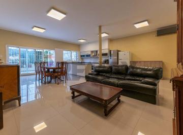 Casa · 244m² · 8 Ambientes · 1 Cochera · Casa en Venta 8 Amb con Jardin Quincho y Cochera
