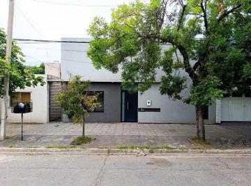 Casa · 198m² · 5 Ambientes · 1 Cochera · Venta / B° Centro Lisandro de La Torre / Sunchales