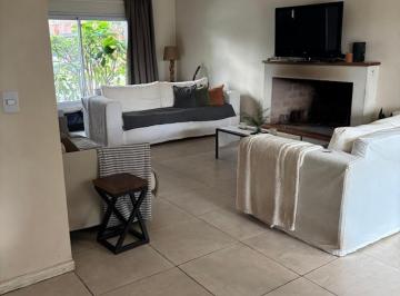 Casa · 195m² · 5 Ambientes · 4 Cocheras · Venta Casa La Pilarica Estilo Moderno 6 Amb