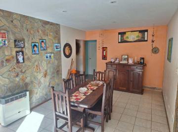 Casa · 100m² · 4 Ambientes · 2 Cocheras · Venta Casa de 3 Dorm. con Patio