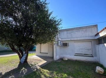 Casa · 205m² · 8 Ambientes · 2 Cocheras · Venta Casa con Galpones - Zona Centro Humboldt