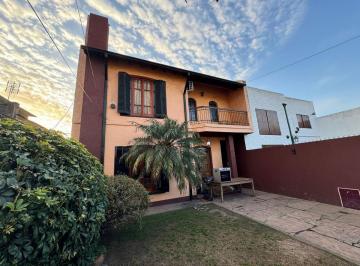 Casa · 285m² · 5 Ambientes · 3 Cocheras · Venta de Casa en Temperley de 5 Ambientes
