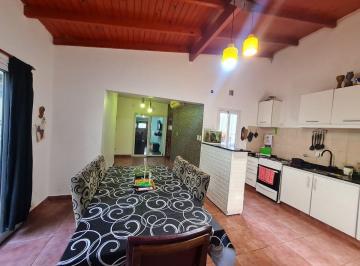 Casa · 92m² · 4 Ambientes · 1 Cochera · PH Casa Sarandi Terreno Propio Patio Terraza Gar