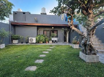 Casa · 200m² · 7 Ambientes · 3 Cocheras · Venta Casa 7 Ambiente, Cochera y Parque, Bernal