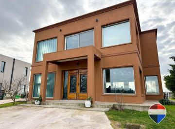 Casa · 225m² · 4 Ambientes · 3 Cocheras · Casa Venta 4 Ambientes Barrio Santa Rita Canning