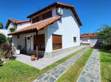 Casa · 219m² · 5 Ambientes · 2 Cocheras · Casa 5 Ambientes en Venta Luis Guillon con Locales